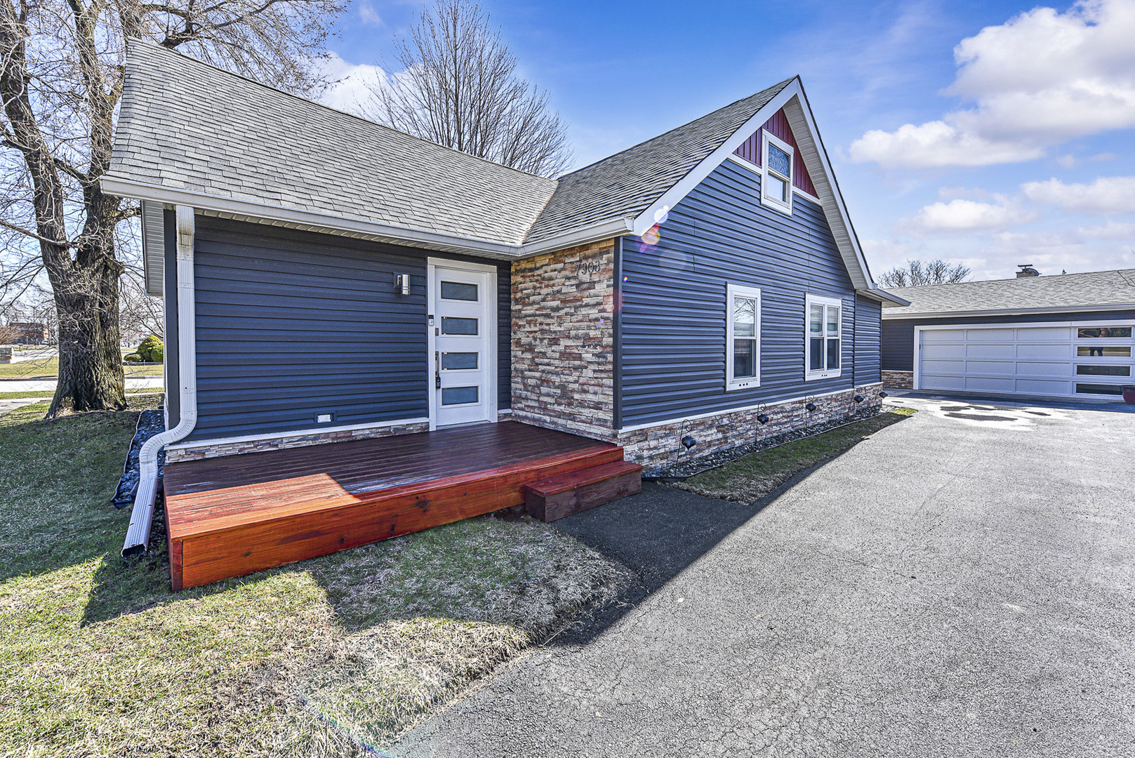 7303 West 75th Street Bridgeview, IL 60455 - Photo 4 of 48 a backyard of a house with wooden fence