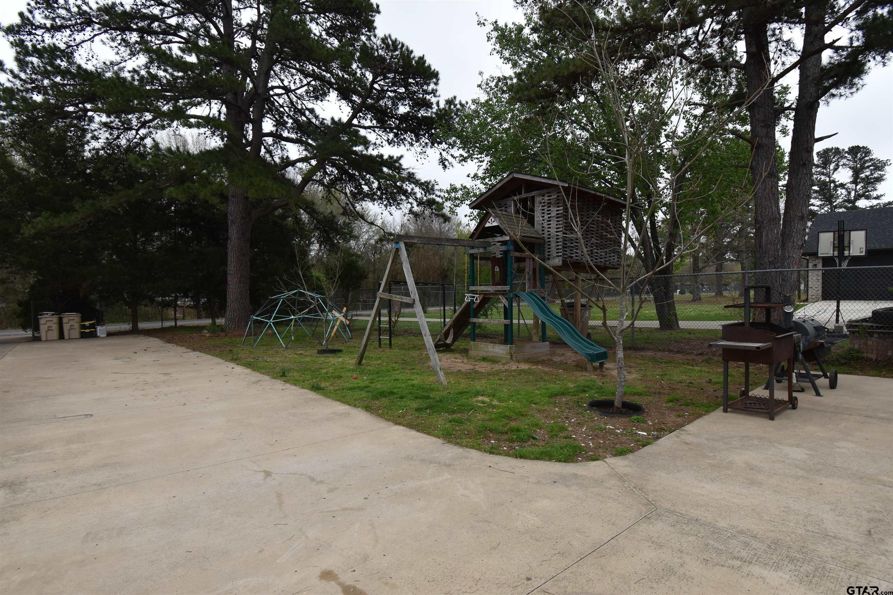 7727 Knowles Trace Tyler, TX 75708 - Photo 3 of 34 a view of outdoor space with garden