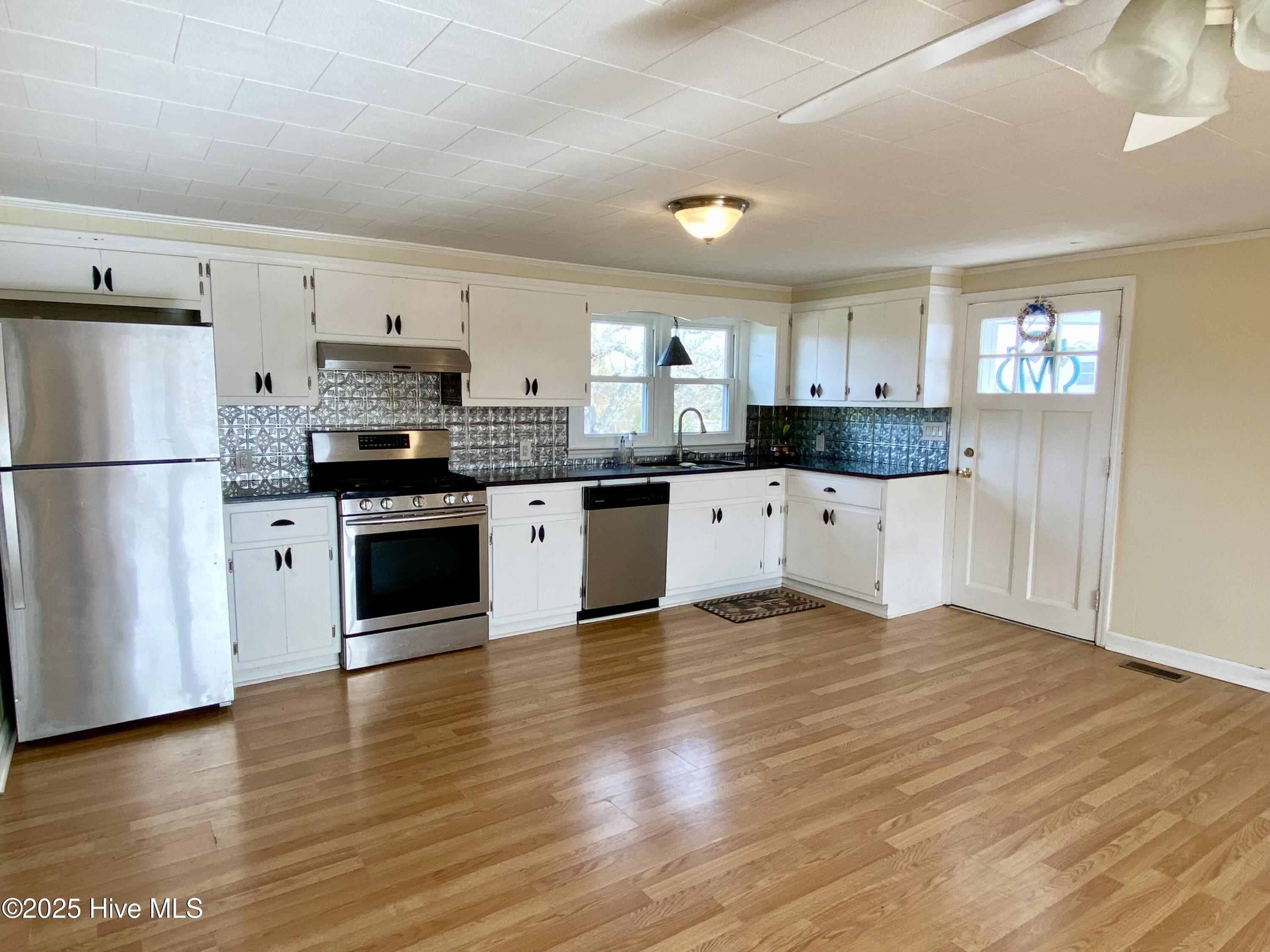 112 Croaker Street Davis, NC 28524 - Photo 11 of 28 Spacious kitchen