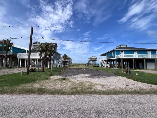 a view of house with a yard