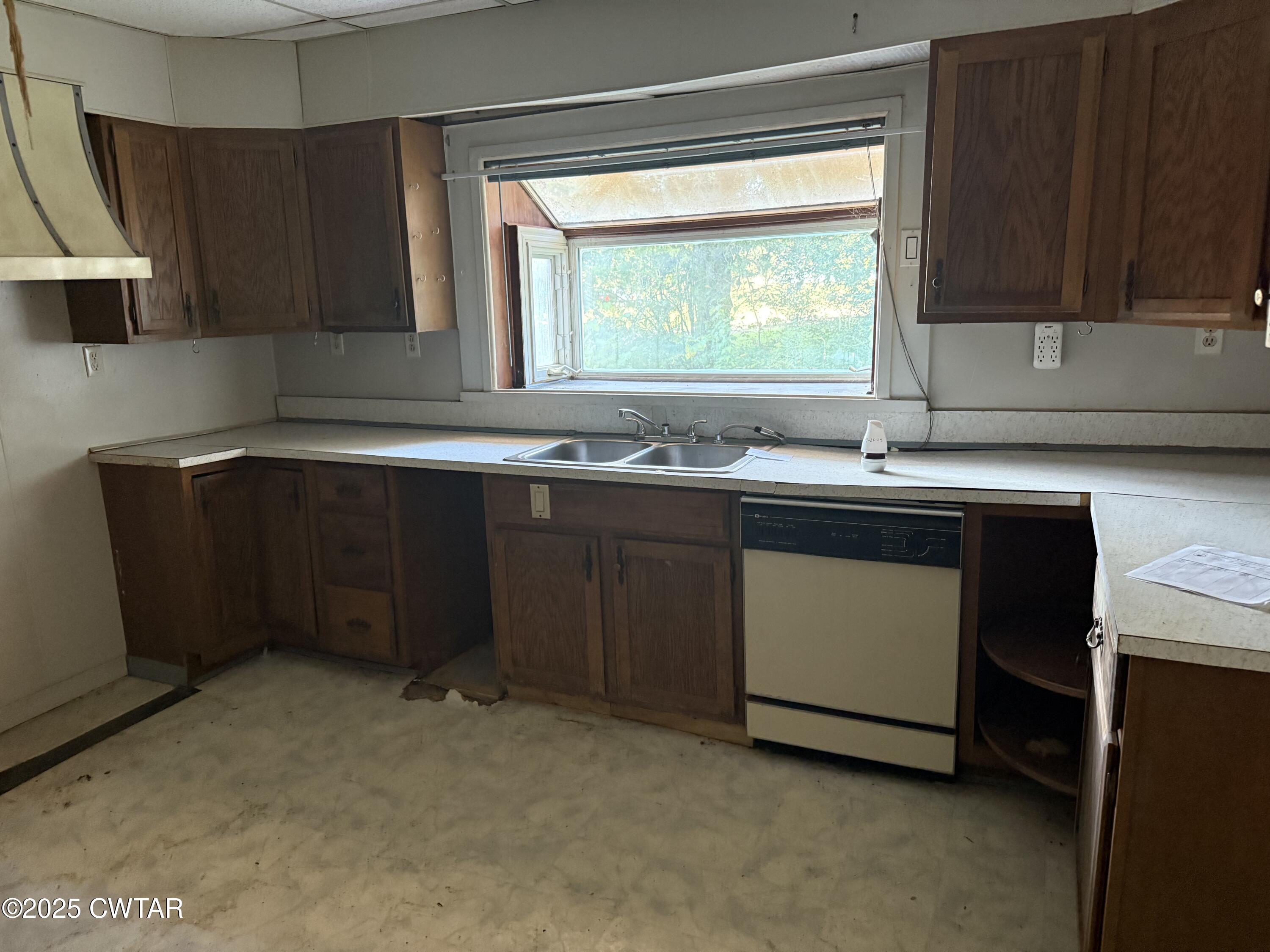 402 Harts Bridge Road Jackson, TN 38301 - Photo 11 of 15 a kitchen with a sink and a stove