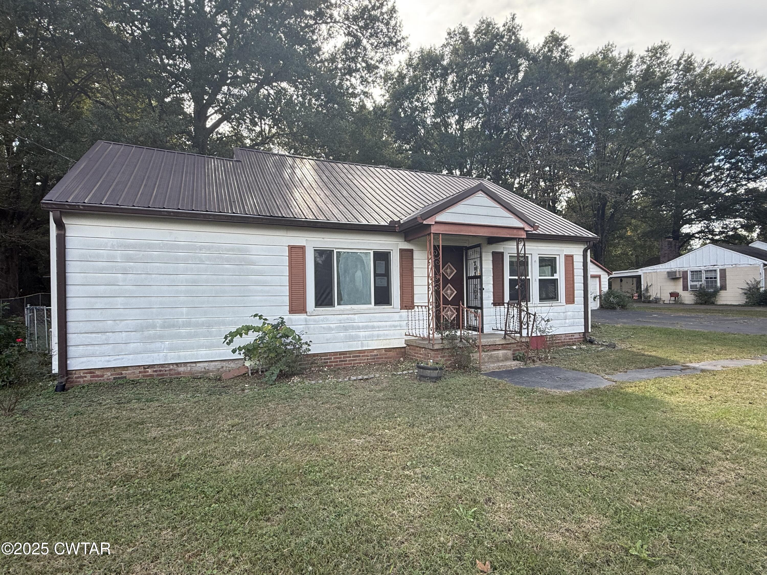 402 Harts Bridge Road Jackson, TN 38301 - Photo 4 of 15 a front view of a house with garden