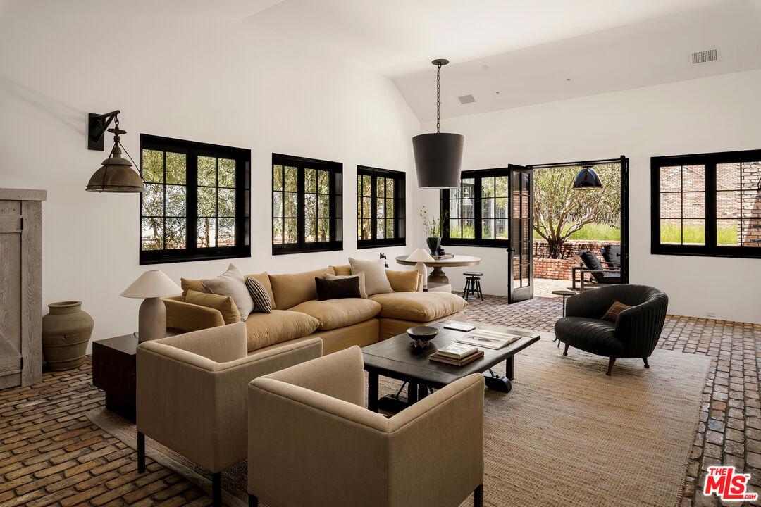 13215 Riviera Ranch Road Los Angeles, CA 90049 - Photo 24 of 65