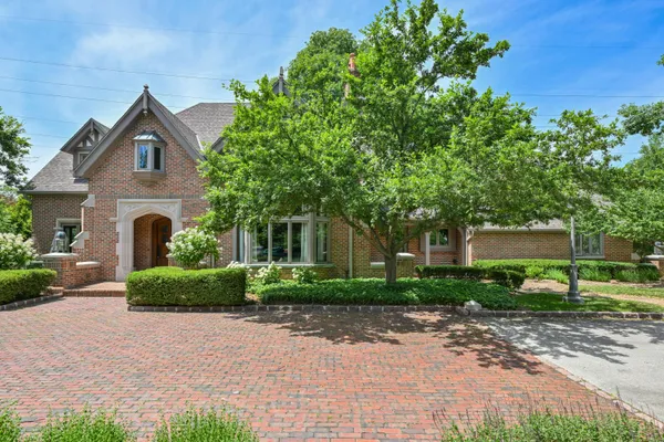 $1,245,000 | 2005 Derrin Lane, Brookfield, WI 53045