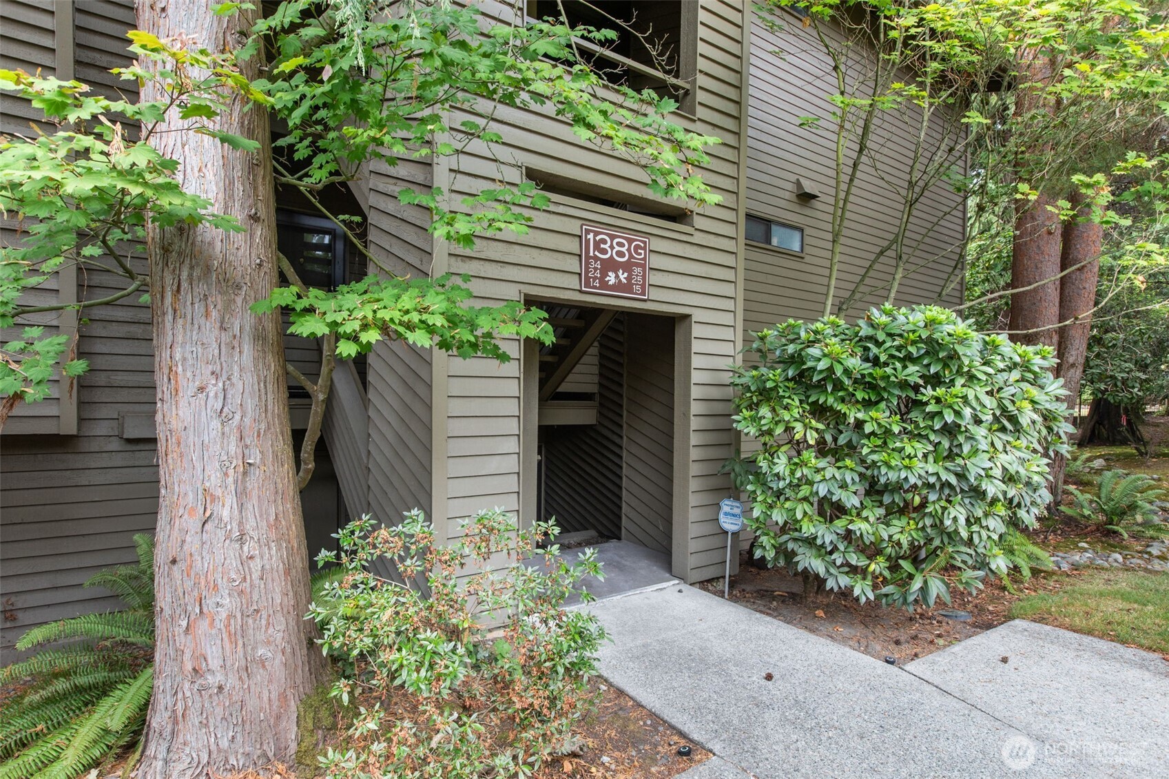 138 Southwest 116th Street, Unit G15 Seattle, WA 98146 - Photo 17 of 21 a front view of a house with garden