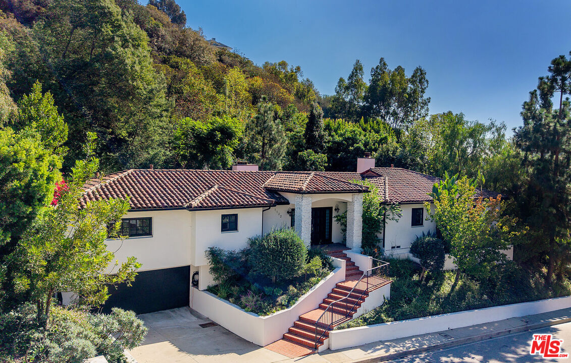 1132 Chantilly Road Los Angeles, CA 90077 - Photo 3 of 37