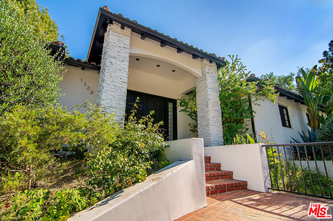 1132 Chantilly Road Los Angeles, CA 90077 - Photo 4 of 37