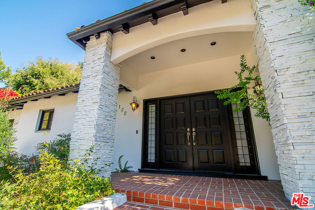 1132 Chantilly Road Los Angeles, CA 90077 - Photo 5 of 37