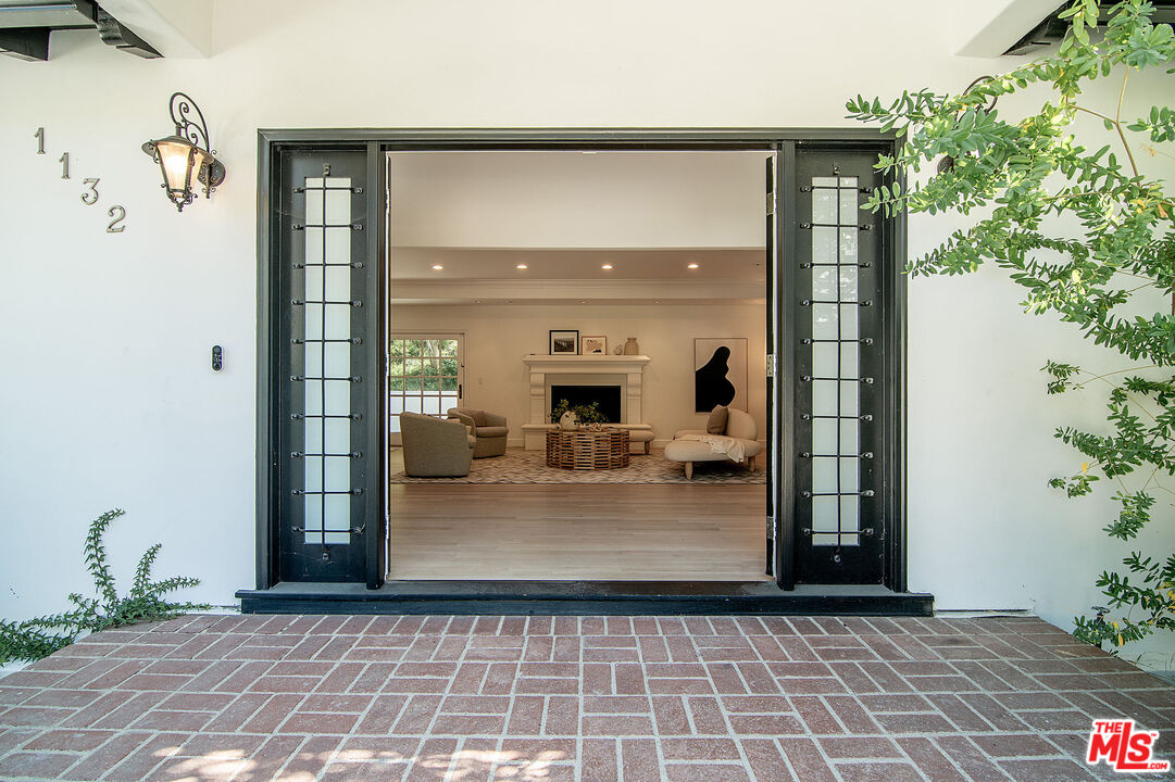 1132 Chantilly Road Los Angeles, CA 90077 - Photo 6 of 37