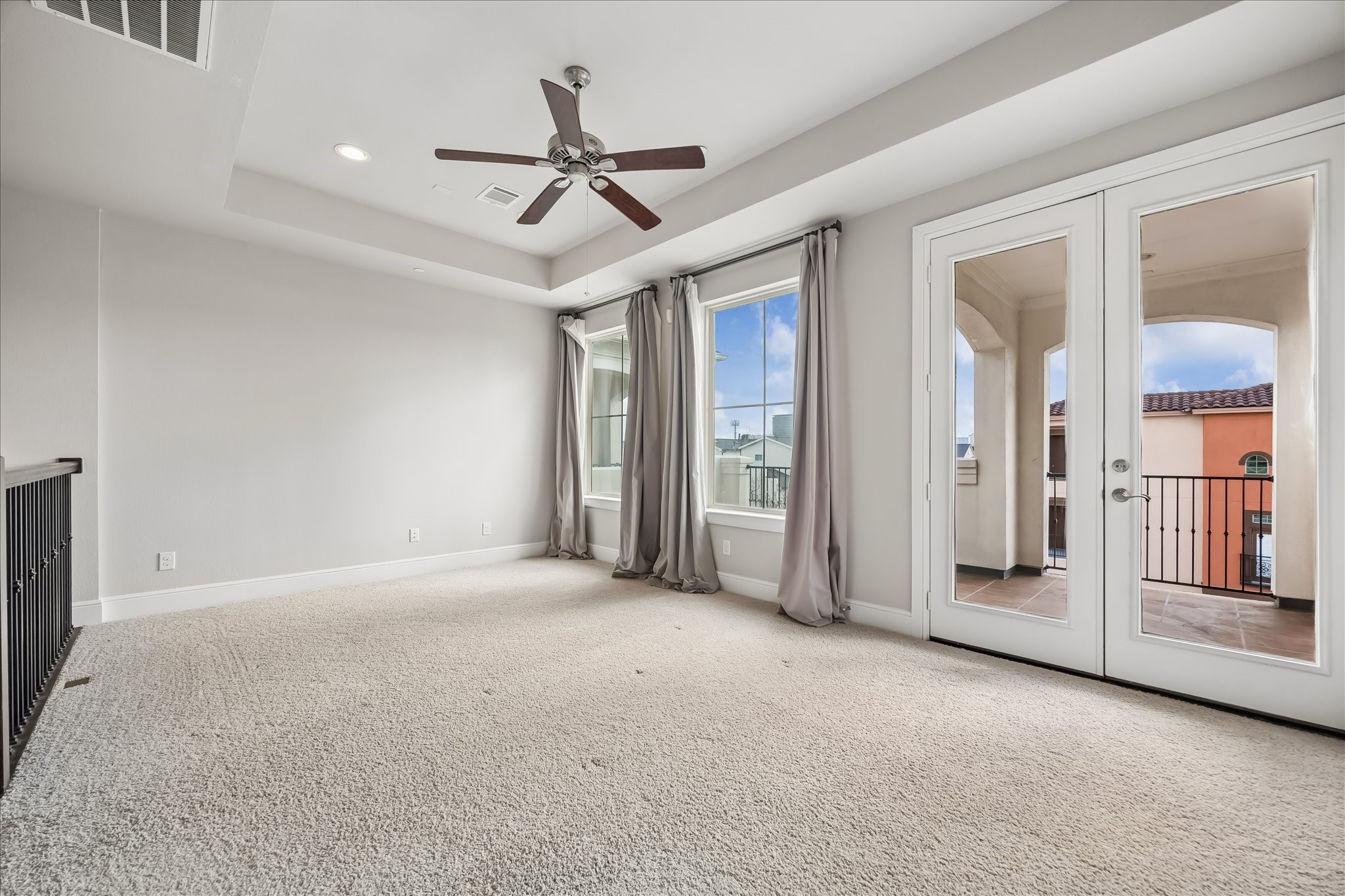 4016 Barnes Street Houston, TX 77007 - Photo 32 of 37 a view of a livingroom with a ceiling fan
