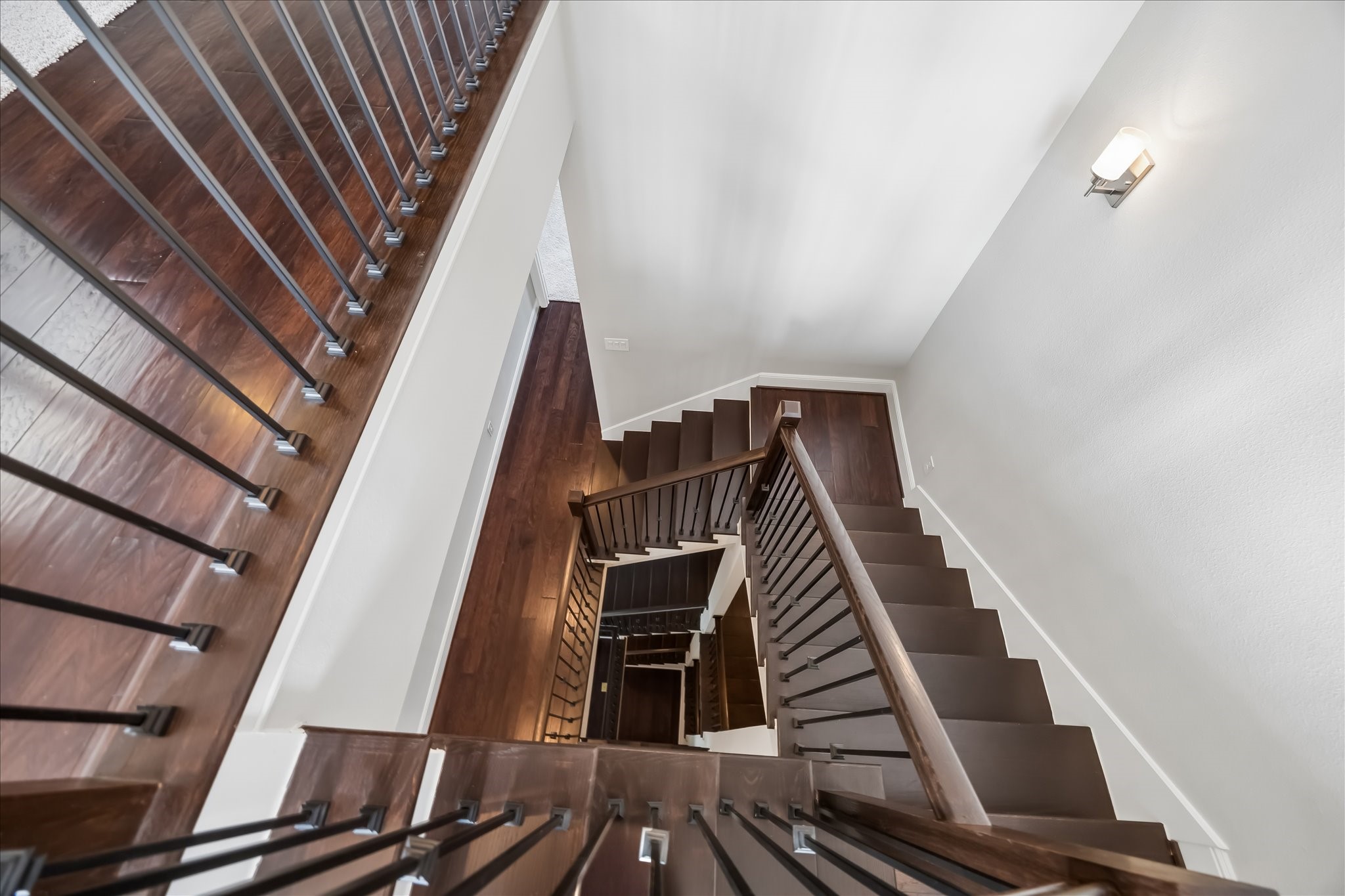 4016 Barnes Street Houston, TX 77007 - Photo 5 of 37 a view of an entryway