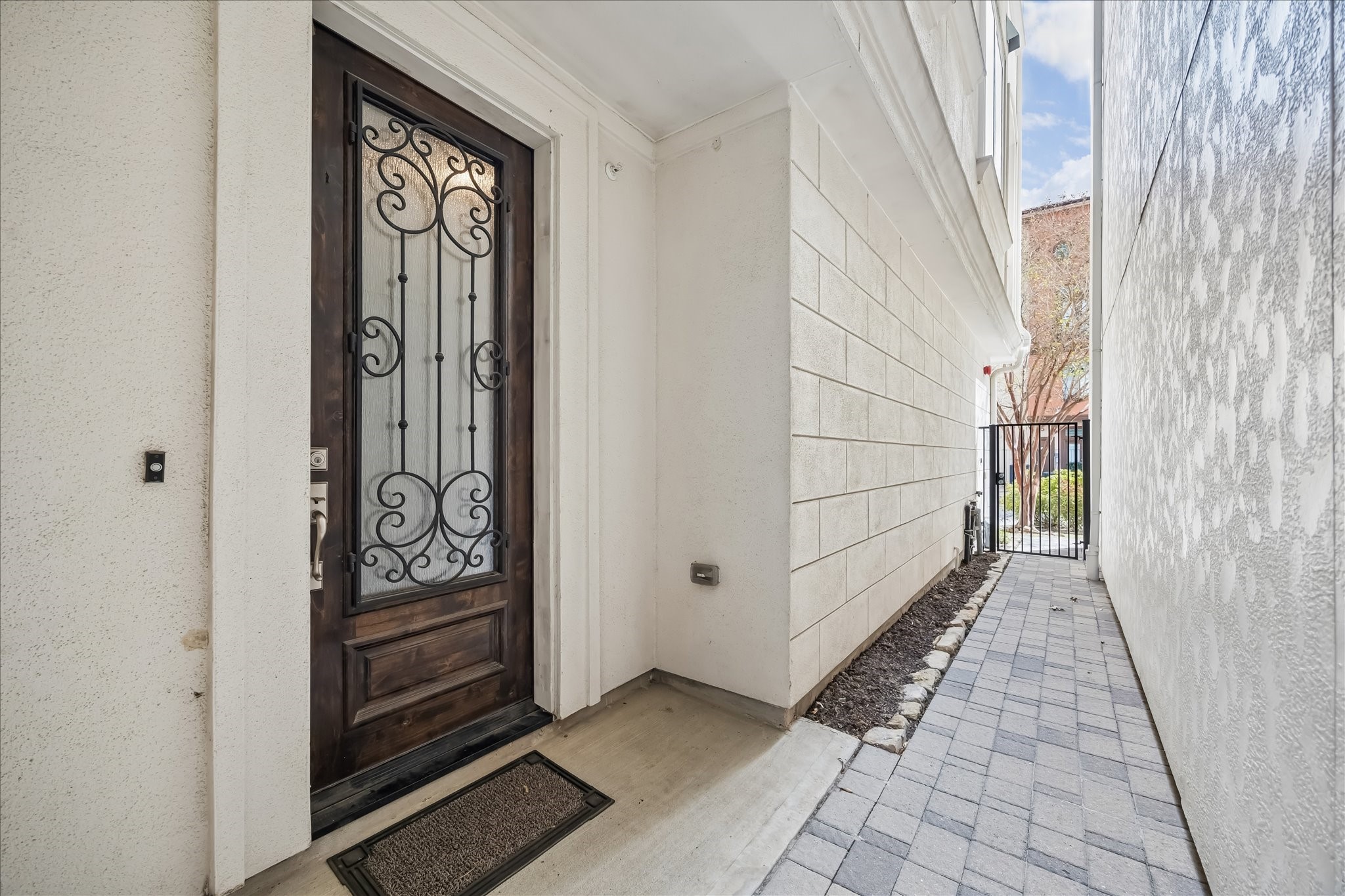 4016 Barnes Street Houston, TX 77007 - Photo 7 of 37 a view of front door