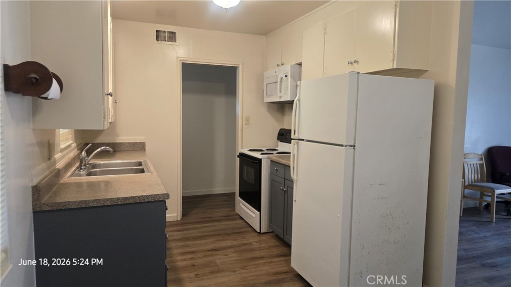 39 Franciscan Way Chico, CA 95973 - Photo 9 of 37 Kitchen appliances stay