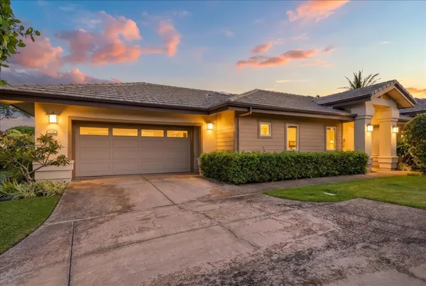 a view of a house with backyard and garden
