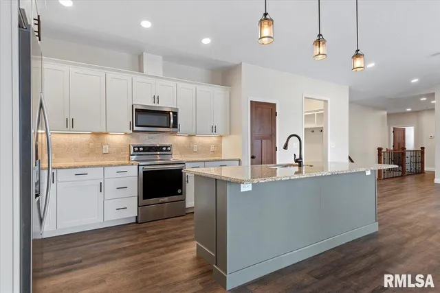 $500,000 | 47 Durbin Terrace, Chatham, IL 62629