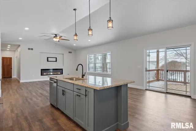 $500,000 | 47 Durbin Terrace, Chatham, IL 62629