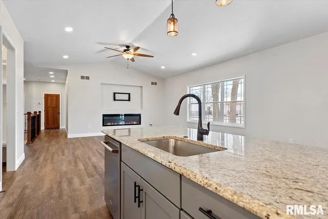 $500,000 | 47 Durbin Terrace, Chatham, IL 62629