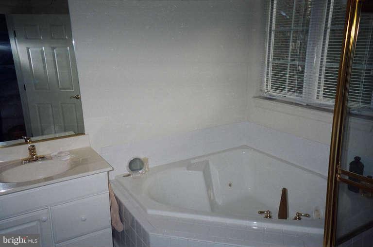 8 Chippewa Court Silver Spring, MD 20906 - Photo 6 of 30 a bathroom with a tub and sink