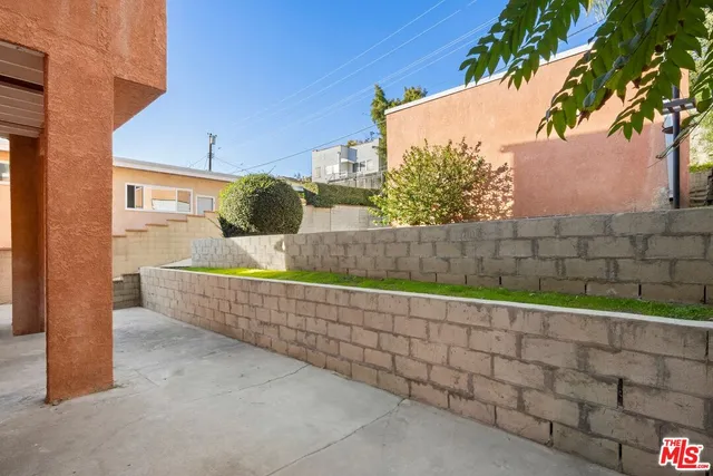 a view of back yard of the house