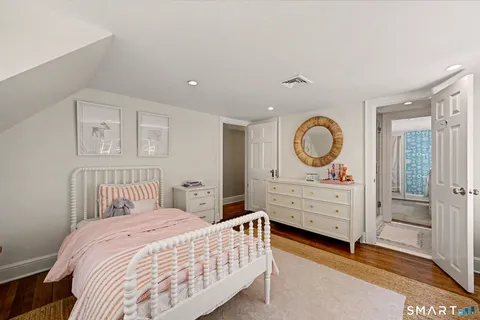 $2,099,000 | 5 Farnham Court, Westport, CT 06880