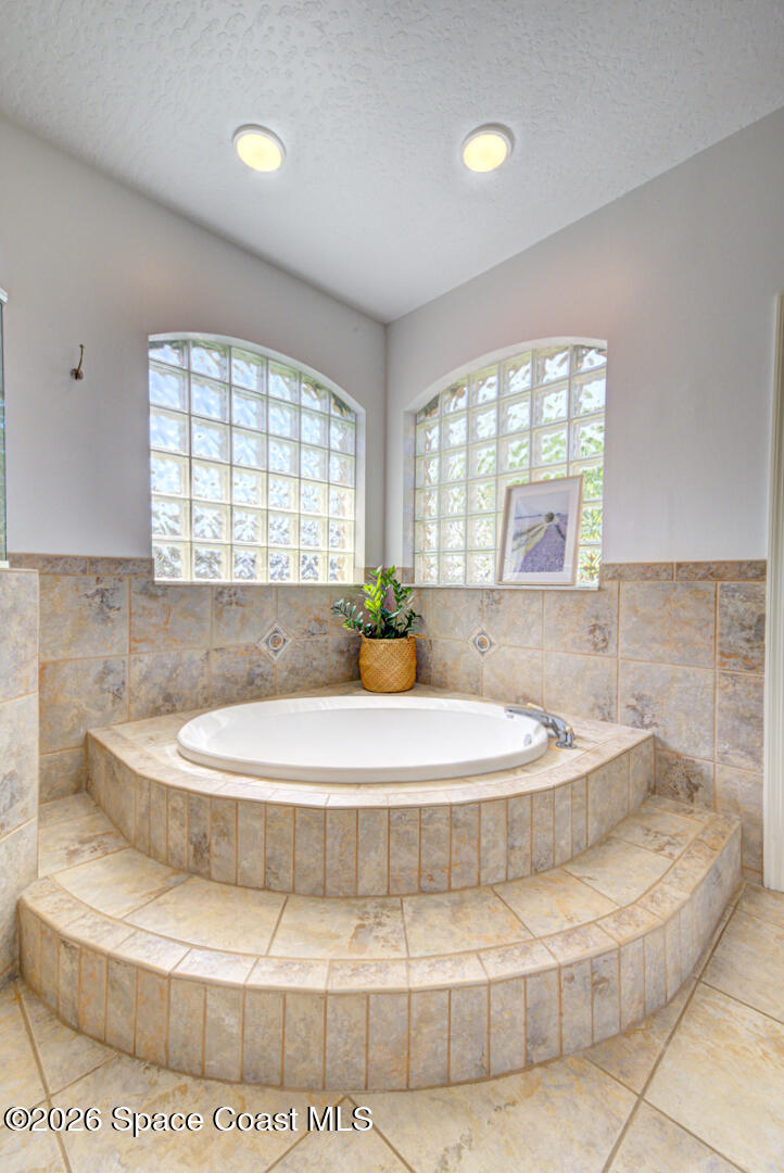 4070 Stoney Point Road Melbourne, FL 32940 - Photo 44 of 78 primary bathroom tub