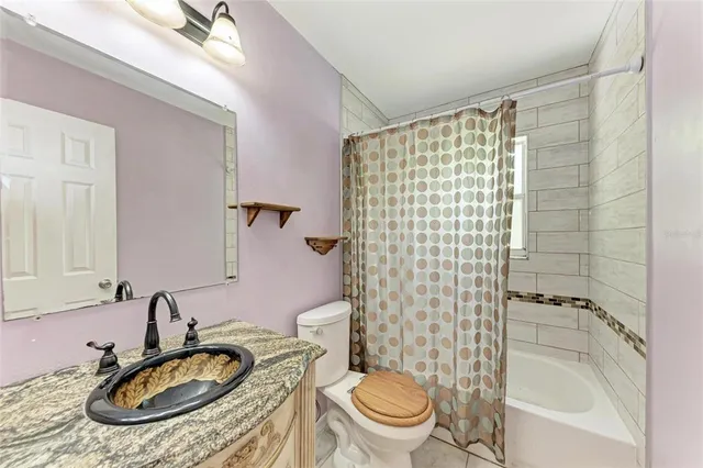 a view of entryway with livingroom