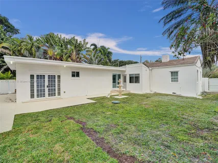 a view of a house with a backyard