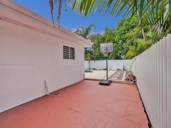 $1,225,000 | 1102 Northeast 117th Street, Biscayne Park, FL 33161