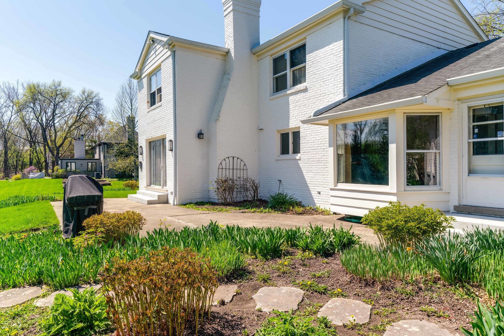 37 Forest Hills Road Lake Bluff, IL 60044 - Photo 41 of 52 a front view of a house with garden