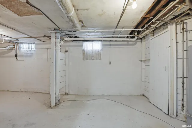 a view of utility room