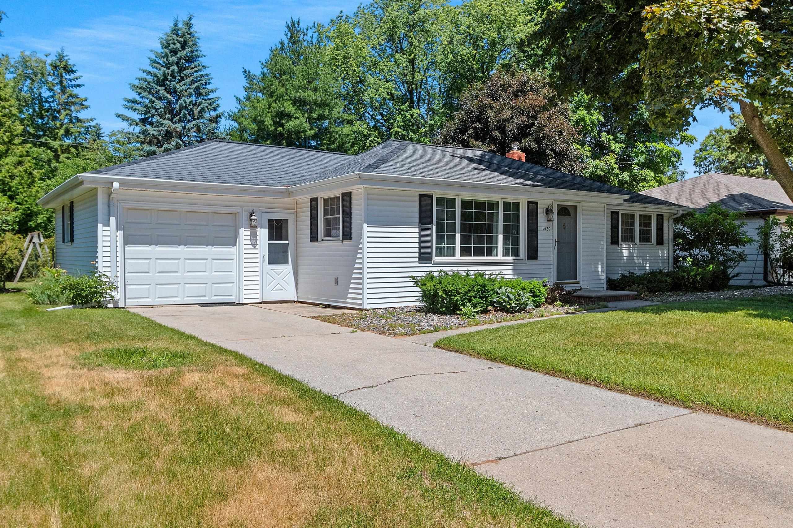 1430 Oak Ridge Drive Green Bay, WI 54304 - Photo 3 of 44