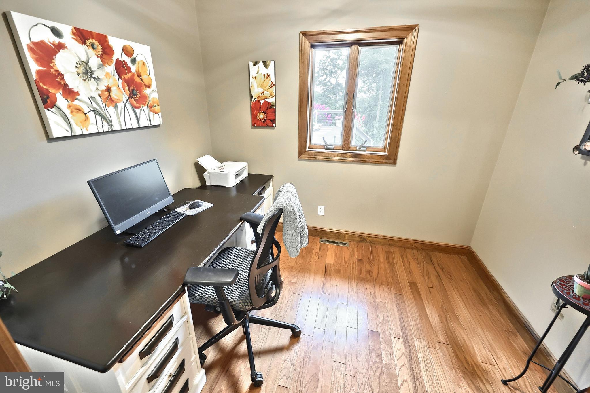 312 Knox Road Gettysburg, PA 17325 - Photo 29 of 50 a workspace with furniture and window