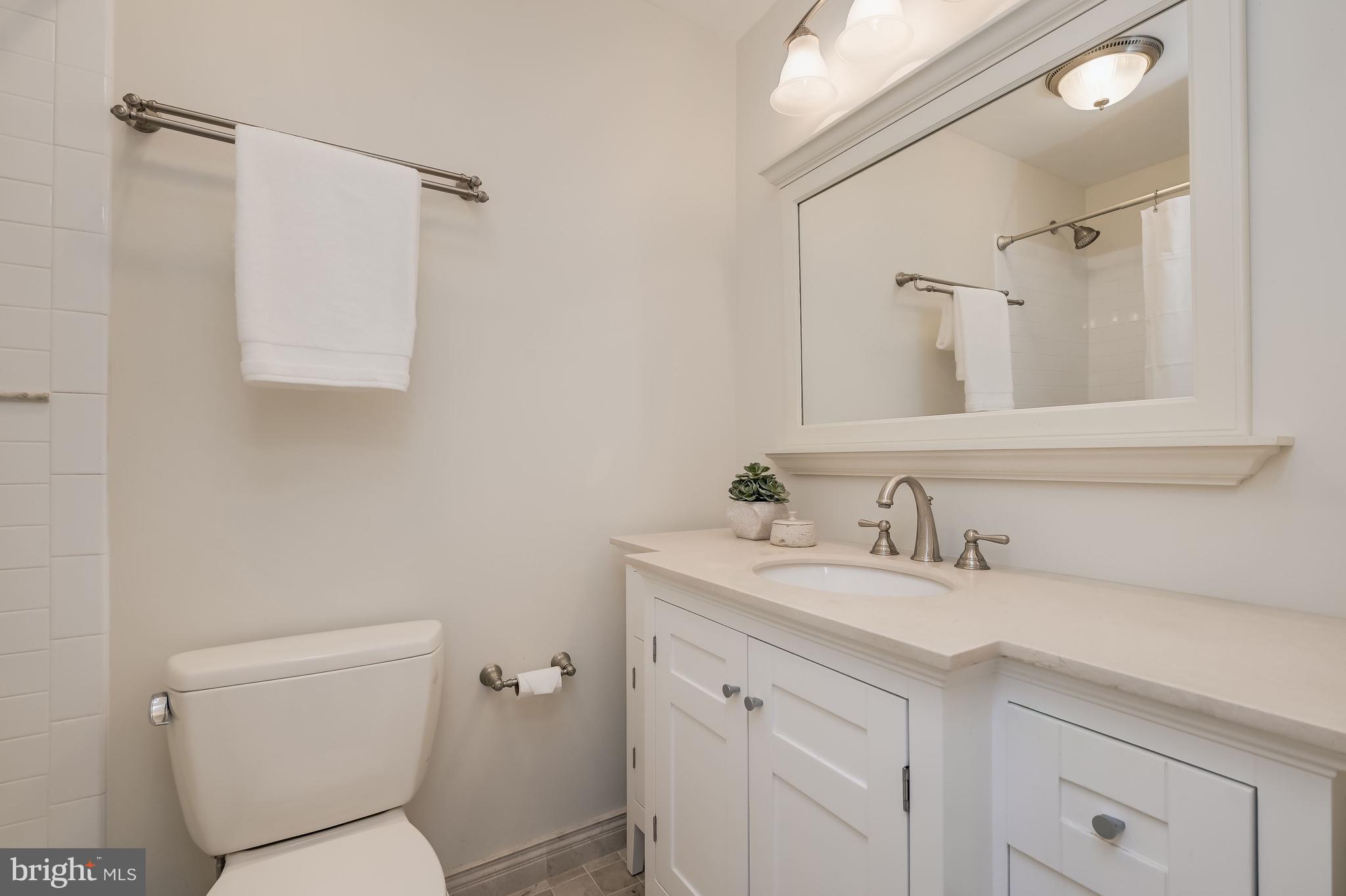11825 Hunting Ridge Court Potomac, MD 20854 - Photo 23 of 28 Upper Level - Hall Bath