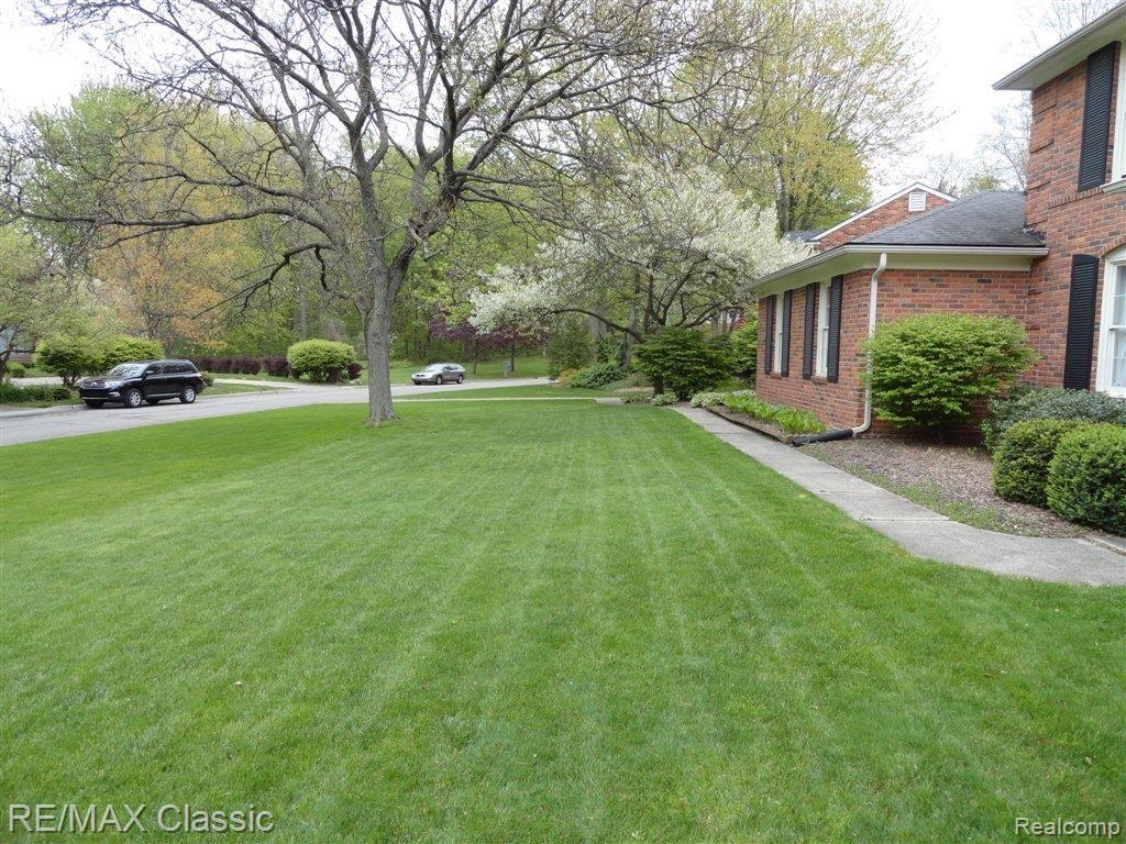 33833 Hunters Pointe Road Farmington, MI 48331 - Photo 2 of 22 Beautiful yard.JPG