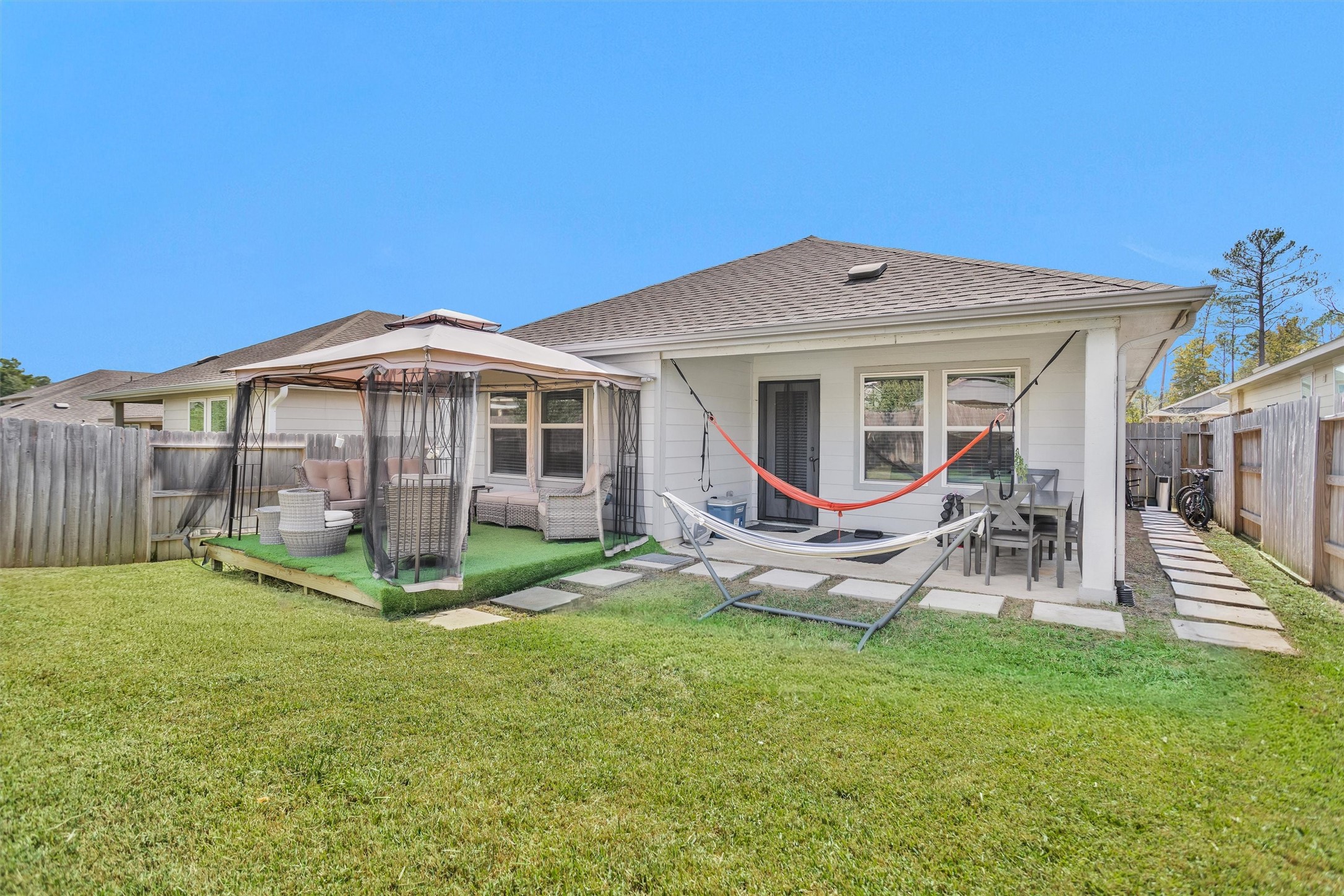 18544 Meadow Point Lane Montgomery, TX 77316 - Photo 31 of 35 a backyard of a house with table and chairs