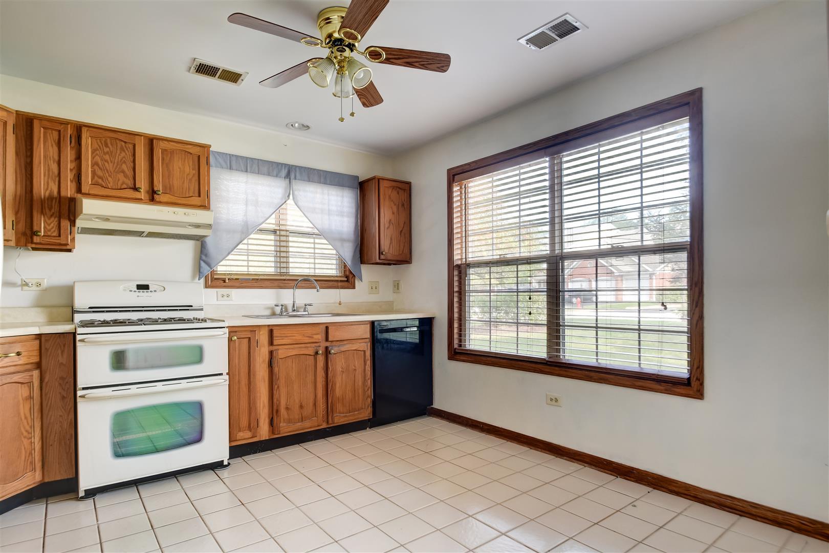 381 Winfield Court Schaumburg, IL 60107 - Photo 2 of 13