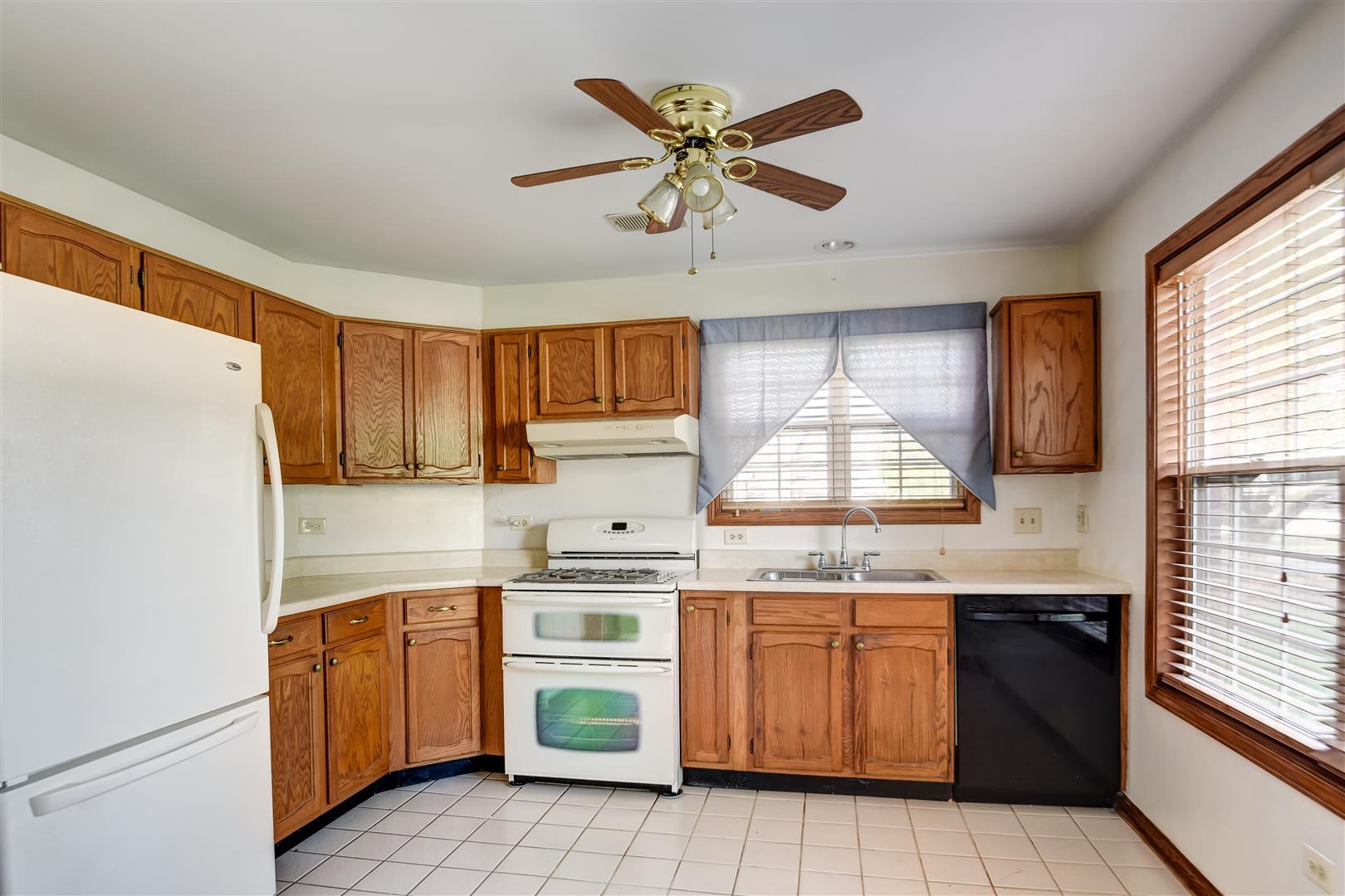 381 Winfield Court Schaumburg, IL 60107 - Photo 3 of 13