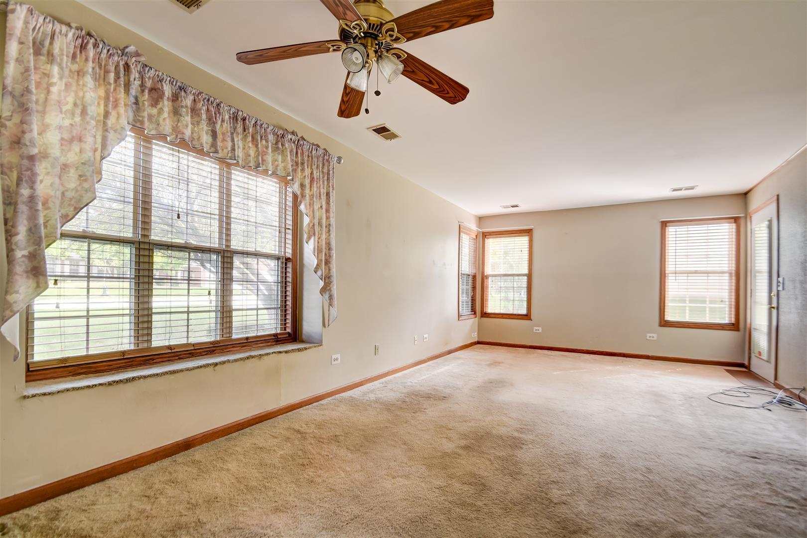 381 Winfield Court Schaumburg, IL 60107 - Photo 5 of 13