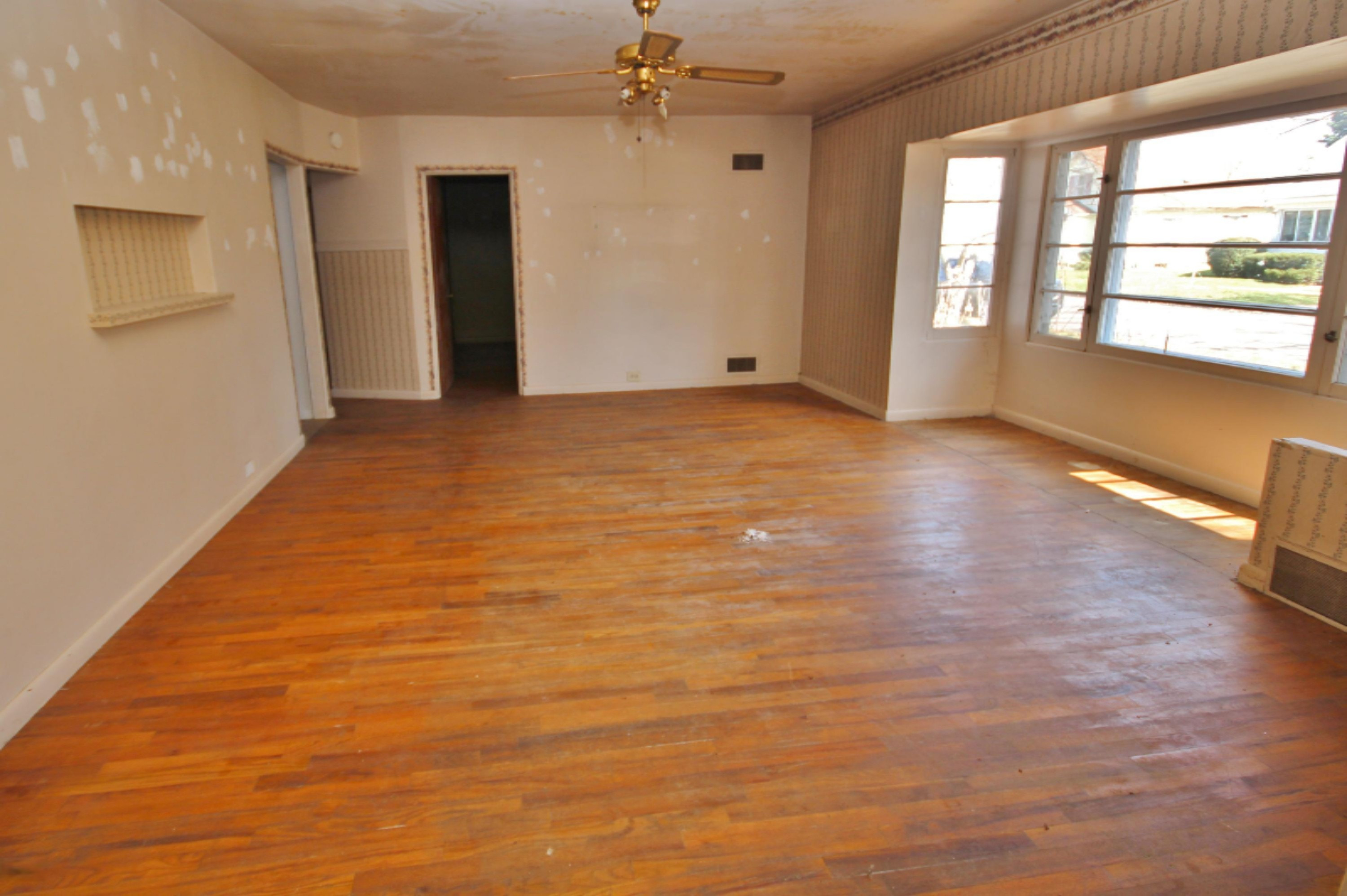 121 South Grant Avenue Three Rivers, MI 49093 - Photo 3 of 8 IMG_6492
