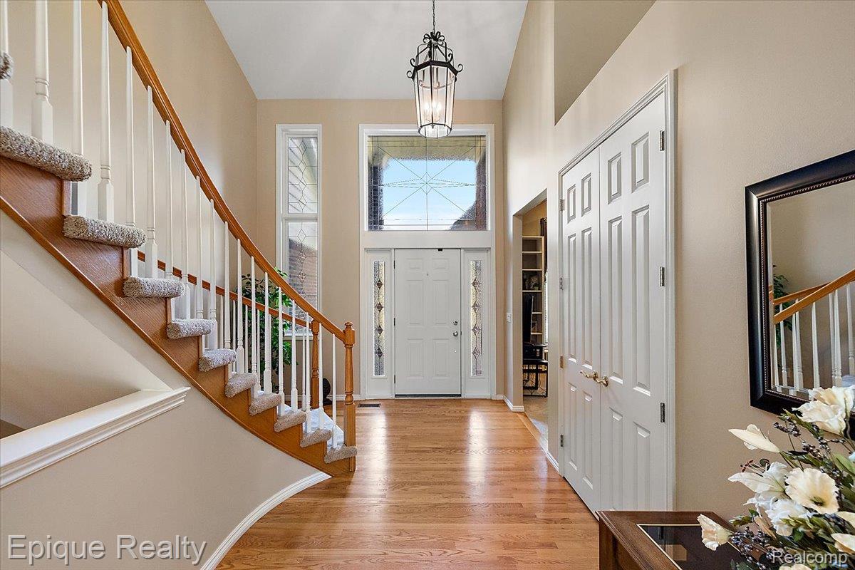 5675 Golf Pointe Drive Clarkston, MI 48348 - Photo 4 of 80 Grand entrance with custom designed Pella Foyer windows