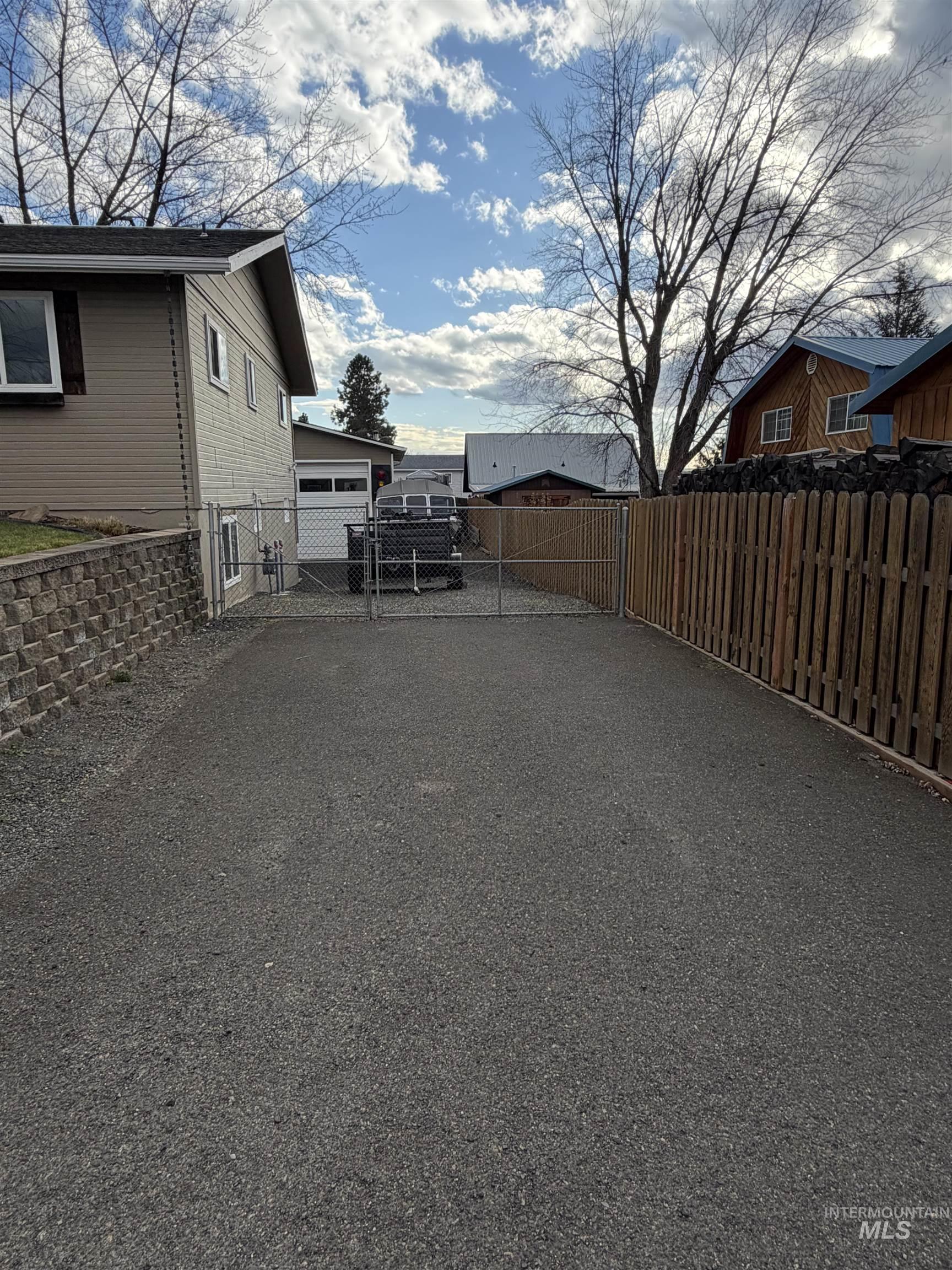 1306 Hemlock Avenue Lewiston, ID 83501 - Photo 3 of 38 Fenced yard with a gate