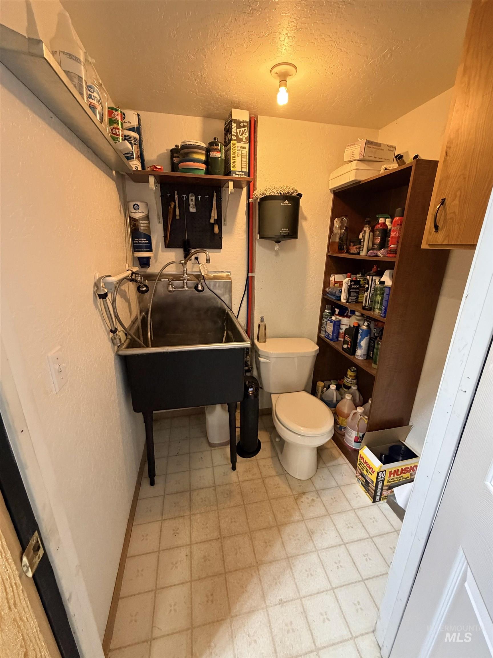 1306 Hemlock Avenue Lewiston, ID 83501 - Photo 37 of 38 Bathroom with light floors, a textured ceiling, and a textured wall