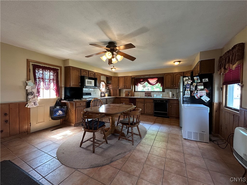 377 Chesbro Road Schroeppel, NY 13132 - Photo 7 of 50 Large eat-in kitchen!