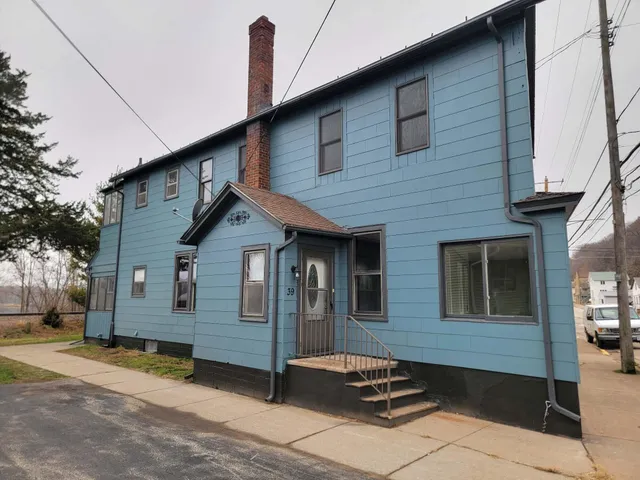 $205,000 | 39 North Shore Drive, Unit 39 1/2, Fountain City, WI 54629