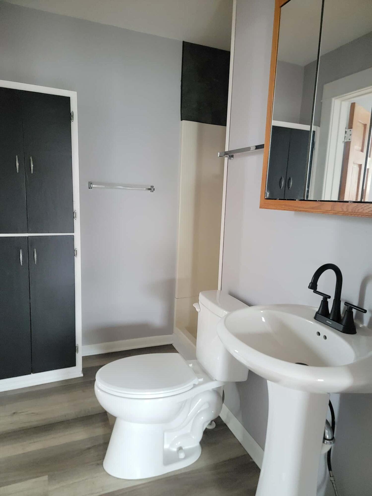 39 North Shore Drive, Unit 39 1/2 Fountain City, WI 54629 - Photo 25 of 34 Upper bathroom