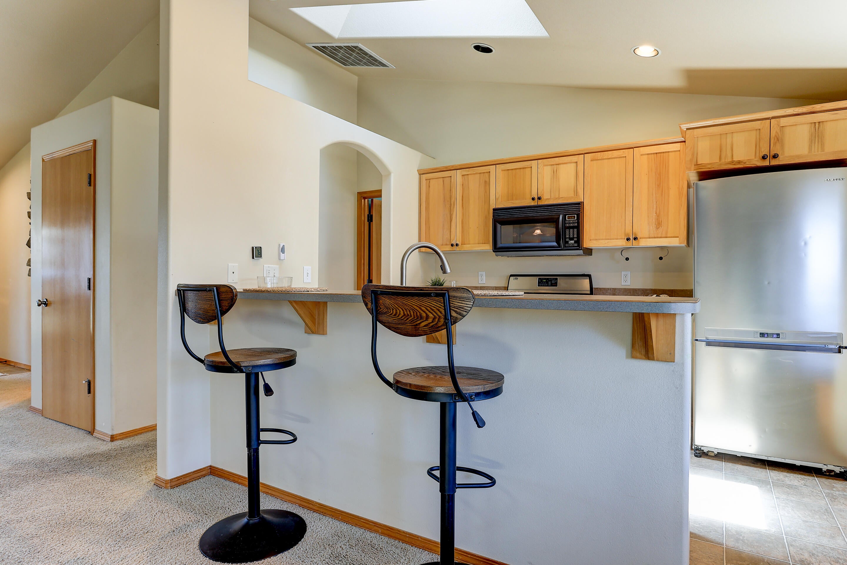 20581 Dylan Loop Bend, OR 97702 - Photo 11 of 26 Kitchen Bar
