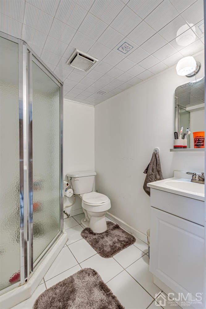 983 New Dover Road Edison, NJ 08820 - Photo 19 of 25 a bathroom with a toilet sink and shower
