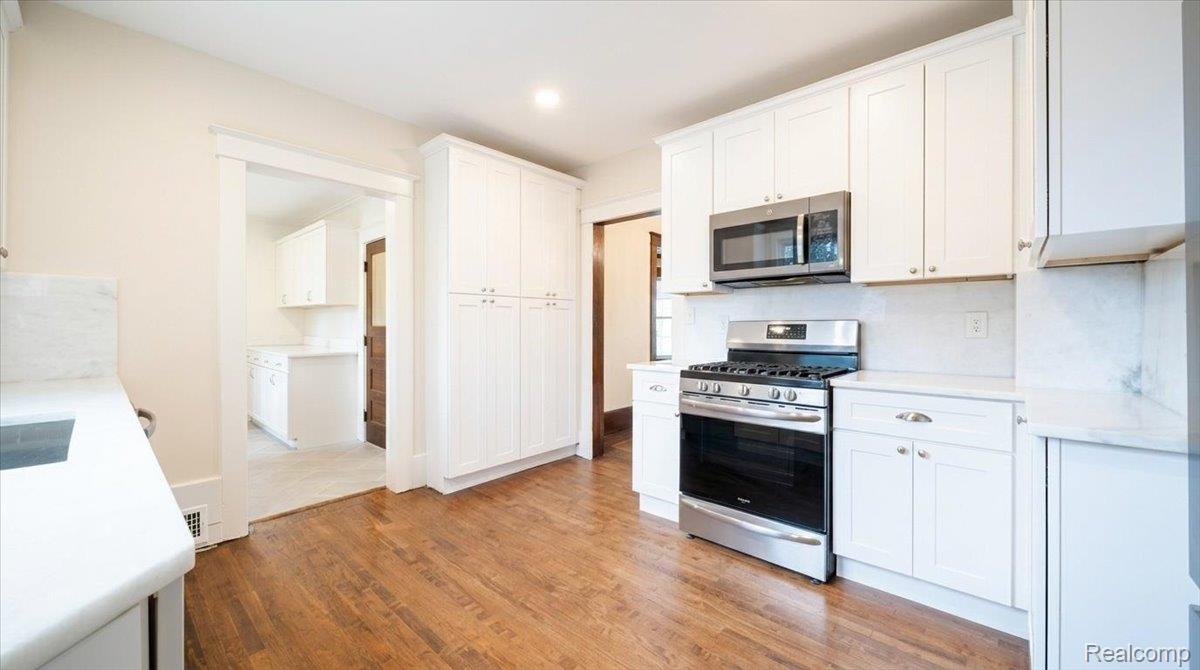 438 North Bailey Street Romeo, MI 48065 - Photo 8 of 32 08-kitchen 3.jpg