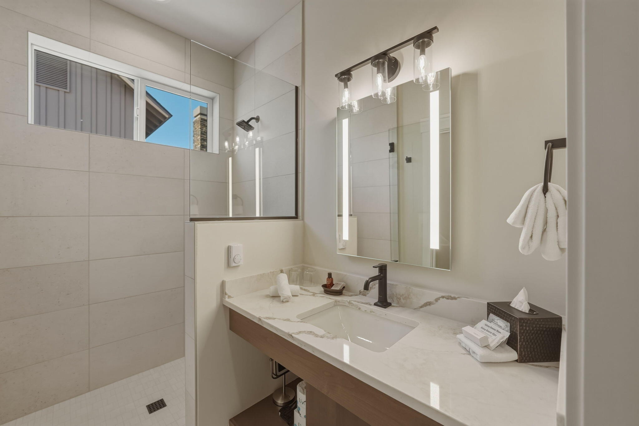 16636 South W Brasada Ranch Road, Unit CABIN 107 Powell Butte, OR 97753 - Photo 15 of 33 Second guest ensuite