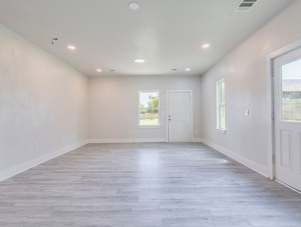 411 South Ave B Elgin, TX 78621 - Photo 5 of 23